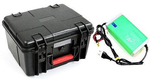 Тяговый аккумулятор LiFePO4 12В 200А*ч (в кейсе) с ЗУ (LiFePO4 АКБ 12,8В 200А*ч (2560 Вт*ч))