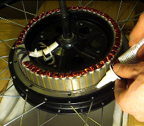 Нанесение герметика для защиты мотор-колеса от коррозии